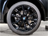BMWの純正アロイホイールは軽量かつ強度にも優れているホイールで走行性能を引き上げる設計になっております。足元にもBMWは妥協がなくこだわっている個所になります。