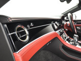ベントレーは全てオーダーでの発注となっておりますので同じ車種でもステッチやベニヤ部分でまったく違う表情を感じることができます。