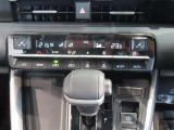 左右独立温度コントロールフルオートエアコンです。運転席、助手席それぞれで独立して温度設定ができます。冷え性の方が乗っても安心ですね♪