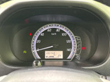 視認性の高いメーターで、運転に必要な情報をしっかり確認できます。速度や回転数など、重要なデータが一目でわかります。