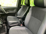 運転席からの視界は良好です。操作しやすい配置で、安全運転をサポートします。快適なドライビングをお楽しみください。