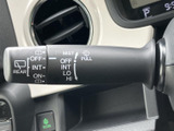 雨天時でもクリアな視界を確保できるワイパーレバー。運転安全性を高める重要な機能です。操作も簡単に行えます。