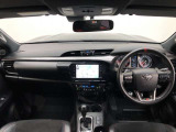 シンプルで使いやすいコクピット。視界性もよく運転しやすいですよ。スイッチ類も使いやすい場所に配置されています。