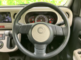 握りやすいステアリングで、正確な操作をサポートします。運転姿勢に合わせた位置で、快適なドライビングを楽しめます。