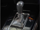 【シフトレバー】シフトもとても操作しやすいデザインになっております。運転する人の事を第一に考えた操作性の高い仕様です。