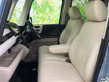 運転しやすい配置のフロントシート。視界も広く、安全運転をサポートします。快適なドライブをサポートする空間です。