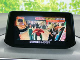 停車中に楽しめるTV機能。休憩時間や待ち時間に、ニュースや番組をチェックできます。長距離ドライブも退屈しません。