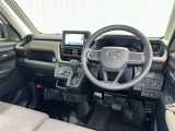 運転席まわりです。 各操作スイッチは使いやすい位置に配置されてます。