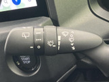 雨の日の運転をサポートするワイパーレバー。操作しやすい位置に配置されており、視界を確保して安全運転をサポートします。様々なモードを選択できます。