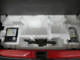 パンク修理剤とエアーポンプのセットです。スペアタイヤは装備していませんが空いたスペースを小物入れとして使用できます