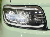 【LEDヘッドライト】悪天候や夜間走行時も良好な視界を確保し安心して運転できる高輝度LEDヘッドライトを装備!点灯速度が早く、消費電力も抑えられています。