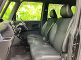 運転しやすいように設計された、快適な運転席です。操作性も良く、スムーズなドライビングをサポートします。広々とした空間も魅力です。