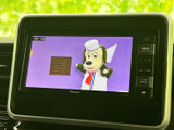 停車中には、地上デジタル放送を楽しめるTV機能。長距離移動の休憩時間に、ニュースや番組でリフレッシュできます。移動中は安全運転を心がけましょう。