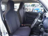 【清潔感のある運転席&助手席】隅々までクリーニングの行き届いた運転席&助手席。目立ったシミや汚れ等もございません。
