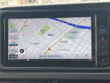 ナビ付きです。目的地を設定すれば、初めての場所でも簡単に行くことが出来ます。(音楽だって聴けちゃいます。)今や欠かせないアイテムですね。カーナビと共に楽しいカーライフを送って下さい(^0^)