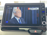 停車中にTVを楽しむことが可能です。ニュースや番組をチェックして、待ち時間も有効活用できます。エンターテインメント性を高める嬉しい装備です。