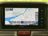 高精細な画面で、運転をサポートするナビゲーションシステム。オーディオ機能も充実しており、快適なドライブを演出します。