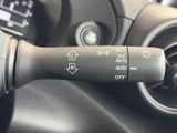 操作しやすいウインカーレバーで、スムーズな車線変更をサポートします。直感的に操作できるので、安全運転に貢献します。