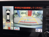 後方への接近をサポートするモニターで、駐車時の安全性を高めます。狭い場所でもスムーズに駐車でき、運転に自信を持てます。安全確認をサポートしてくれる頼もしい機能です。