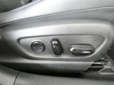 運転席電動シートは、シートポジションを細かく調整できるので長時間の運転もリラックスできますね。