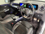 メルセデスのシートは、少し硬めに出来ておりますので、長時間の運転でも疲れにくく、安全にドライビングをお楽しみ頂けます