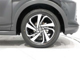 アルミホイールを装備、タイヤサイズは195/60R17です。