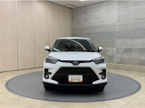 お車購入のポイントとなるフロントマスクです!シャープな目つきが印象的なデザインのヘッドランプです。