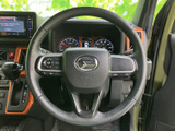 握りやすいステアリングは、運転操作をスムーズに行えます。オーディオやハンズフリー通話など、便利な機能も統合されています。快適なドライビングを。
