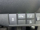 コーナーセンサーを車の前後に装備。障害物までの距離に応じて警告音を変えてお知らせ。縦列駐車時や駐車場・車庫などでの取り回しをサポートします。詳細は販売店スタッフまでおたずねください。