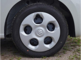 【ホイールキャップ】車に良く似合う純正ホイールキャップが装備されています。ノーマルタイヤ、スタッドレスタイヤもスズキ自販島根にお任せください。