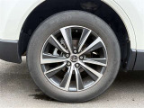 タイヤサイズは225/60R18!純正アルミホイール装着です!
