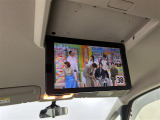 【後席モニター(フリップダウンモニター)】後部座席からも、DVDや映画・ライブ映像など様々な動画が楽しめドライブが退屈しません!※機種によって接続できる映像が異なります。