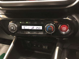 オートエアコンです。運転席から操作しやすいよう、使用頻度の高いスイッチを運転席側にレイアウトしています。