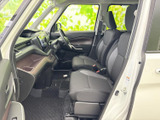 落ち着いたデザインの室内空間。操作性も考慮された配置で、快適な運転をサポートします。日常の使い勝手も良好です。