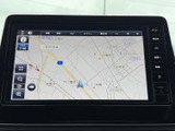 鮮明な地図表示で、目的地までスムーズに案内。渋滞情報もリアルタイムで確認でき、運転の負担を軽減します。長距離移動も安心です。