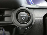 【プッシュスタート】スマートキーを携帯して、ブレーキを踏みながらスタートスイッチを押すだけでエンジンがかけられます。
