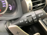 ウインカーレバーは操作しやすい位置にあり、スムーズな車線変更をサポートします。また、オートリターン機能も備わっており、安全運転を支援します。