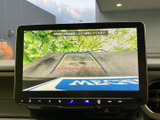 後方確認をサポートするモニターが、安全な運転に貢献。狭い道や駐車時も安心です。視認性の高いガイドラインも便利ですね。