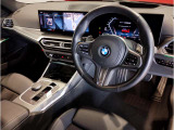 BMWのステアリングはドライバーと車体が一体感に感じれるような操作性を実現しております。また、握りやすさや操作性を向上するためにスイッチ類も配置されております。