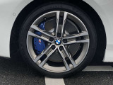 BMW純正18インチホイール。洗練されたデザインで、足元の個性を引き立てます。