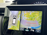 後方確認をサポートし、安全な運転に貢献。狭い道や駐車時も、より安心してお車を操作できます。