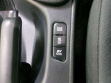 EVドライブモードで、早朝・深夜や屋内の駐車場などで、エンジン音や排気ガスを気にすることなく走れます。