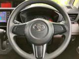 握りやすい形状で、快適なドライビングをサポートします。操作性も高く、運転に集中できます。