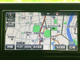 見やすい地図表示で、運転中の情報収集をサポートします。周辺情報も確認できるので、初めての場所でも安心です。運転をより快適にする機能が満載です。