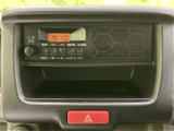 ラジオは、運転中の情報収集に役立ちます。シンプルな操作で、簡単にチャンネルを選局できます。快適なドライブのお供に最適です。