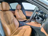 【コックピットシート】BMW車の主役席。車体中央にくる様に配置し車両重心とが一致する事でドライバーと車との一体感あるドライビングを実現。人間工学に基づき形成した形状が長時間のドライブ疲労も軽減します!