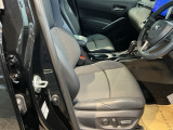 包み込むような背もたれがドライバーの身体全体をしっかり支えます。長時間の運転も快適な座り心地です。