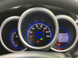 視認性の高いメーター類で、運転に必要な情報を的確に把握できます。運転に集中できる、シンプルで機能的なデザインです。