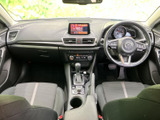 開放感のある室内空間。運転席からの視界も広く、運転に集中できます。機能的なスイッチ類が使いやすく、快適なドライブをサポートします。