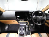 上質で落ち着いた印象のインパネ。視界も広々で運転しやすいです。